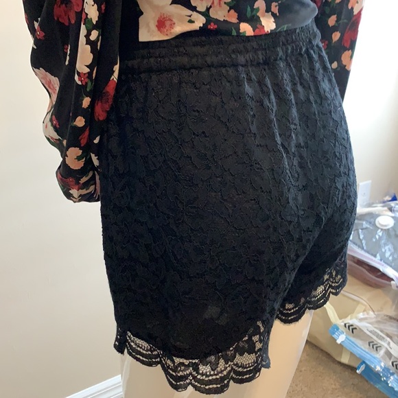 DVF CLASSIC LACE SHORTS ELASTIC WAIST FLORAL LACE BLACK LINING BLACK LACE M - Picture 7 of 10